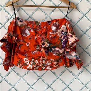 Cropped top with ruffled chest area&ruffled arm